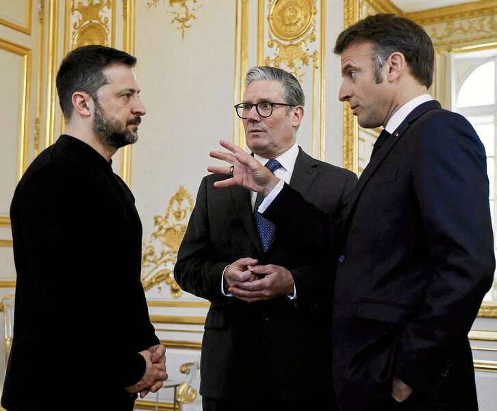 Volodimir Zelenski, Keir Starmer y Emmanuel Macron, ayer en París.