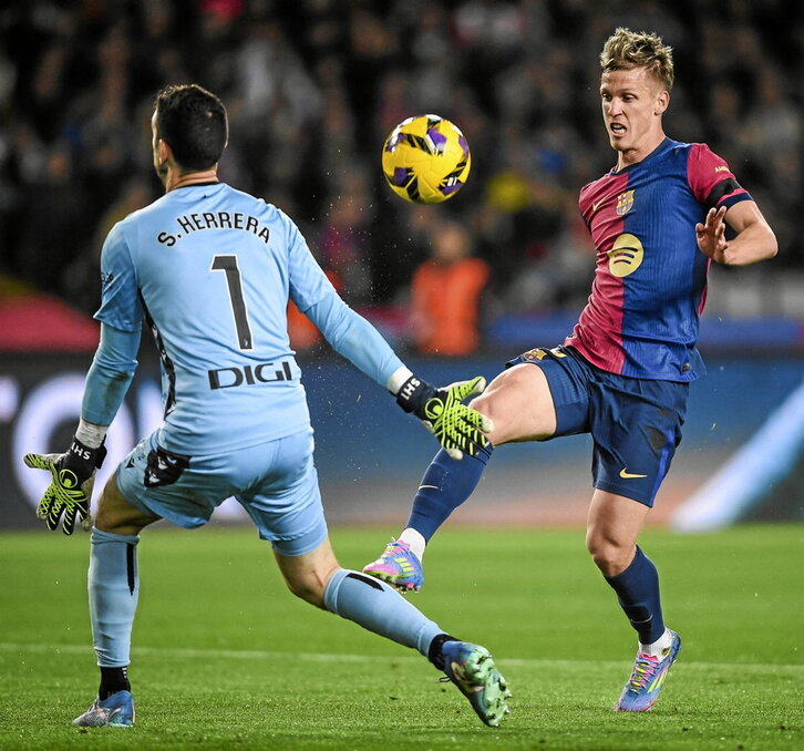 Jugada en la que Herrera ha cometido penalti sobre Olmo.