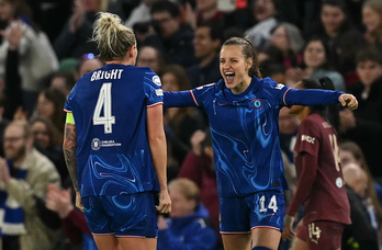 Bjorn celebra con Bright el gol que igualaba la eliminatoria en Stamfrd Bridge.