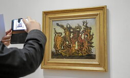 Un visitante capta con su móvil la obra «Jóvenes pisoteando a su madre», realizada en 1927 por Max Ernst que, junto a otras piezas del artista alemán, se puede ver en el Museo de Bellas Artes de Bilbo hasta finales de junio.