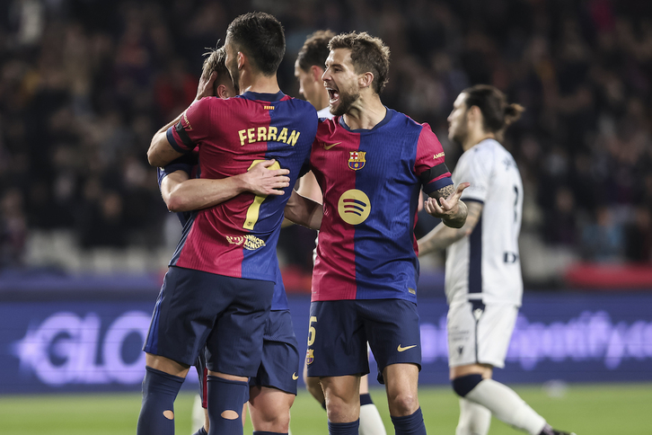 Iñigo Martínez celebra uno de los goles que le marcó el Barcelona a Osasuna.
