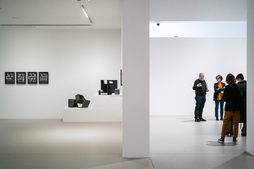 Ezkerrean, Asinsen eta Oteizaren lan batzuk; eskuinean, Fernando Golvano erakusketa azaltzen.