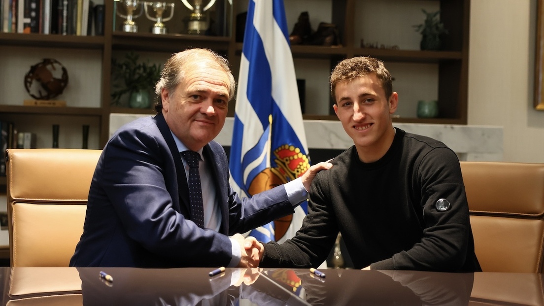 Aperribay y Mariezkurrena posan tras suscribir la ampliación de contrato del atacante de Astigarraga.