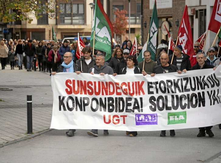 Imagen de una movilización por el futuro de Sunsundegui.