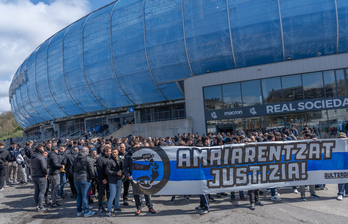 Concentración de Bultzada Txuriurdina en el exterior de Anoeta.