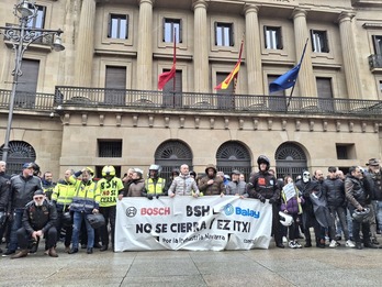 Concentración frente al Palacio de Nafarroa durante la marcha motera en contra del cierre de la planta de BSH en Ezkirotz.