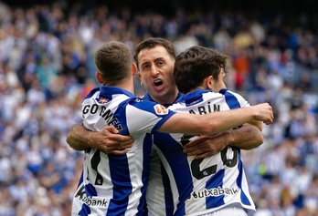 Oyarzabal celebra con Sergio Gómez y Marín el tanto que abría el marcador.