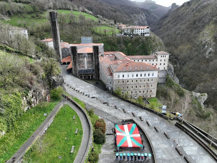 Miembros y exmiembros de la dirección de Gure Esku se han encontrado en Arantzazu.