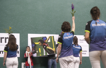 Ados pilota elkarteko kideek agurra dantzatu diete Naroa Elizalderen gurasoei. 