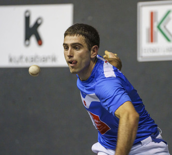 Senar pilotaren elitera iritsi da atzetik aurrerako lan aparta egin ostean.