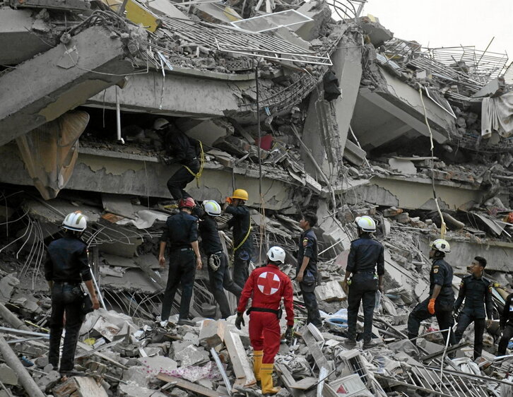 Los equipos de rescate buscan supervivientes entre los escombros en Mandalay.