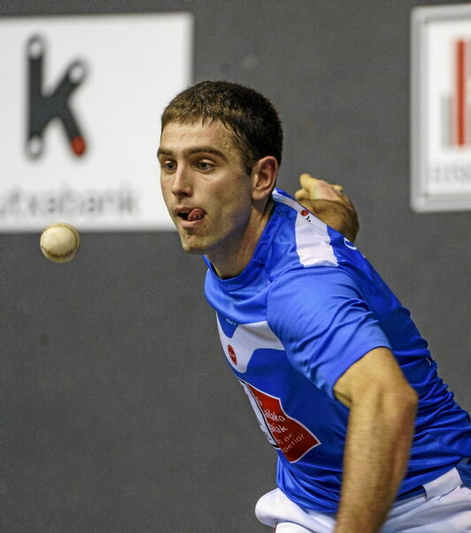 Elitera atzetik aurrera eginda iritsi da Senar.