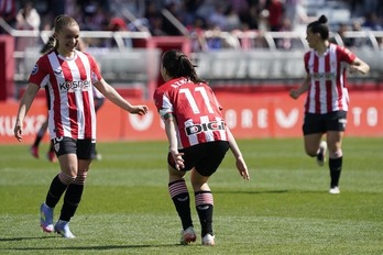 Sara Ortega y Azkona celebran el primer gol de la navarra.
