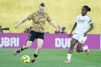 Franssi se dispone a centrar en presencia de Linda Caicedo.