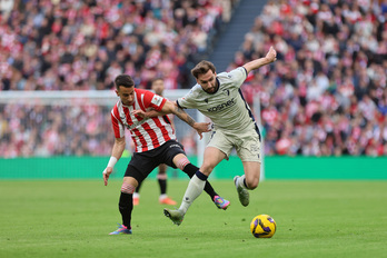 Osasuna ha contenido al Athletic tan bien como Moncayola a Berenguer en esta imagen.