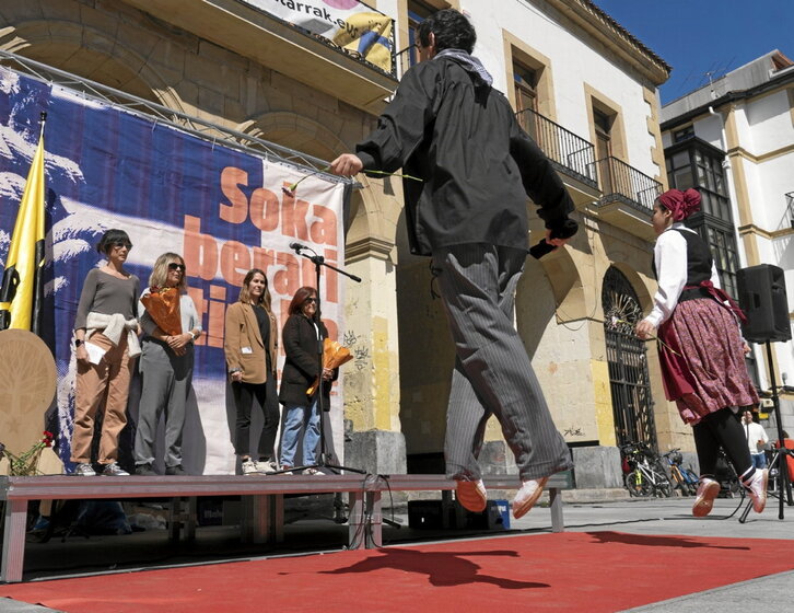 Galdeanoren alabak, Karmen eta Bego, eta Irati eta Larraitz bilobak, ekitaldian.