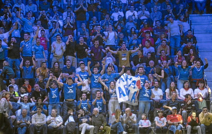 Distintas instantáneas de la final del Parejas en el Navarra Arena, tanto de la cancha como del graderío, que acabó mordiéndose las uñas.
