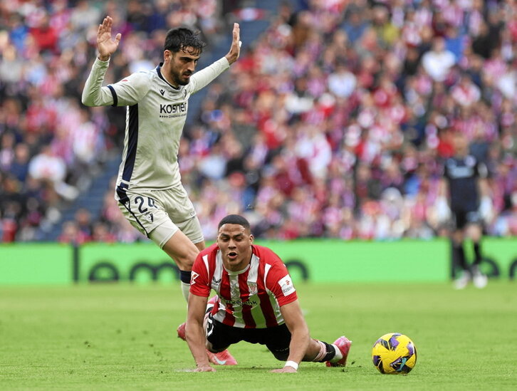 Poco pudo hacer Maroan ante los tres centrales rojillos (ayer gris bardenero): en la foto, con Catena.