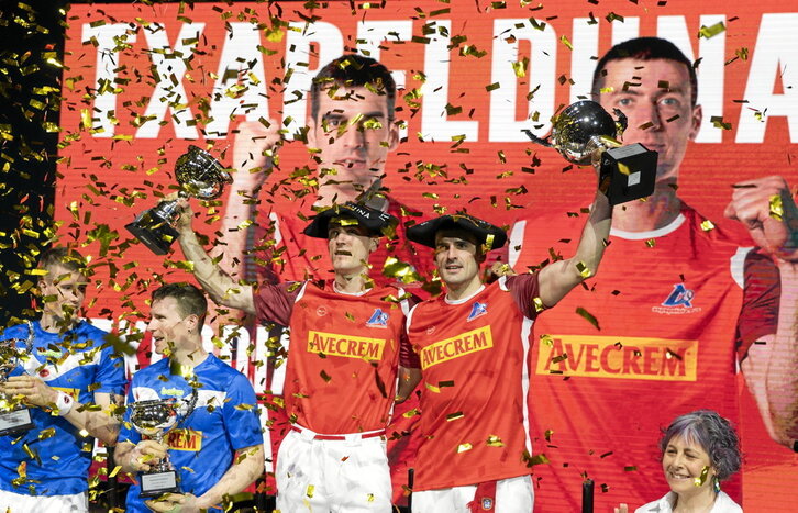 Ezkurdia eta Rezusta, txapeldun eta konfetti artean pozarren, hurbil baina itzalean Artola eta Mariezkurrena zirela.