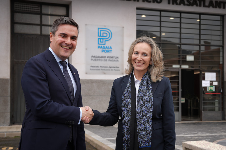 Mikel Jauregi Industria sailburua eta Izaskun Goñi Pasaiako Portuko presidente berria.