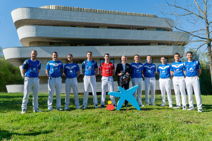 Ezkurdia eta Peio Etxeberriarekin batera lehian arituko diren hamar pilotariak, aurkezpenean.