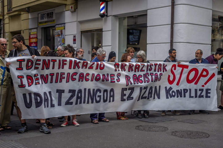 Imagen de archivo de una protesta organizada para denunciar identificaciones racistas en Gasteiz.