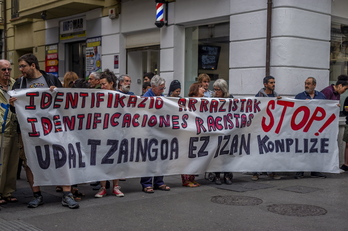 Imagen de archivo de una protesta organizada para denunciar identificaciones racistas en Gasteiz.