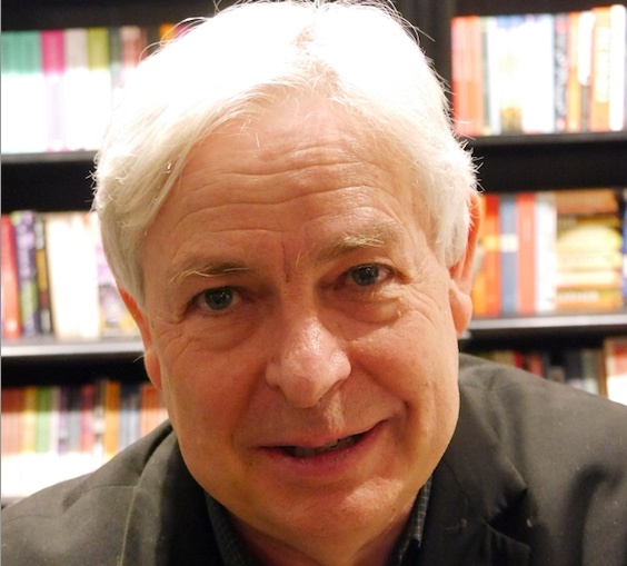 El novelista inglés Jonathan Coe visitará Donostia.