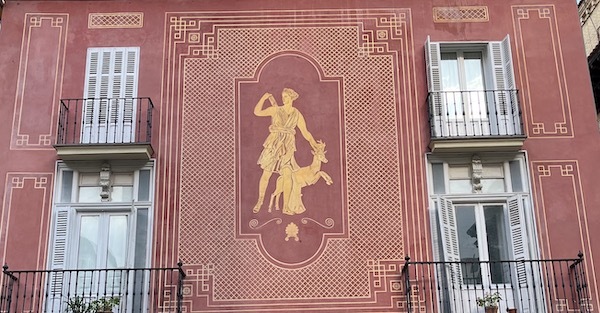 Mural de Diana que decora un edificio situado cerca de la iglesia de San Saturnino, donde, según la tradición, se levantaba un templo dedicado a esa diosa. (NAIZ)