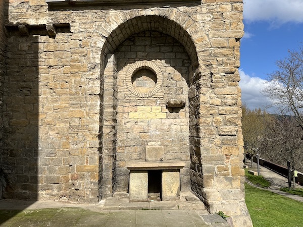 Puerta de la antigua muralla romana que quedó integrada en el complejo cardenalicio. (NAIZ)
