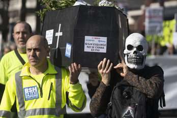 Trabajadores de BSH portan un ataúd simbólico en la manifestación a favor de la industria navarra a mediados de febrero pasado.