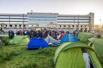 Hezkuntzako irakasleen kanpaldia, Lakuako Gobernuaren aurrean.