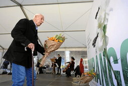 Lore eskaintza egin zieten bonbardaketaren biktimei.