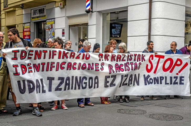 Imagen de archivo de una protestaa para denunciar identificaciones racistas.