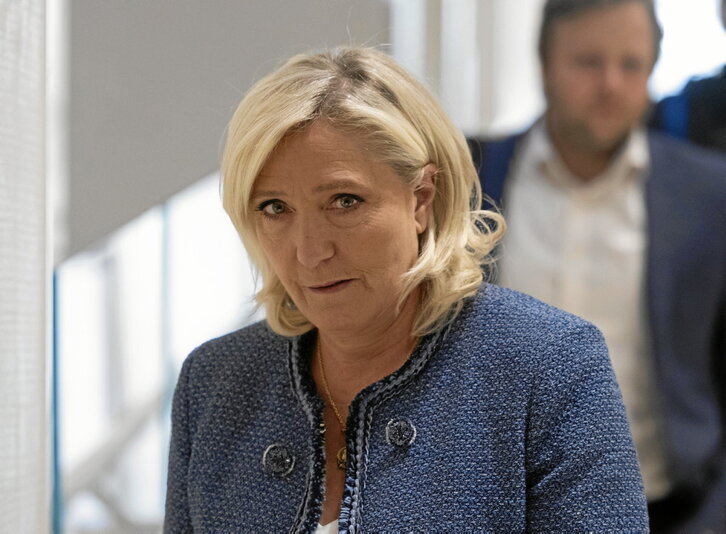 Marine Le Pen, líder de Rassemblement National (RN), cabizbaja al entrar en el el Tribunal   de París.