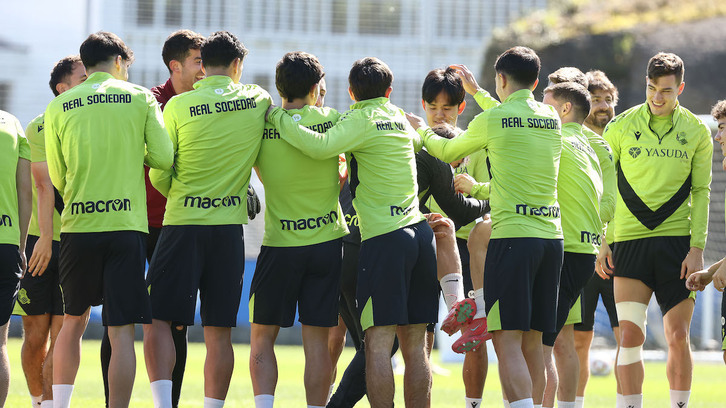Los jugadores de la Real, bromistas y motivados, en el último entrenamiento antes de visitar al Real Madrid en el Bernabéu.