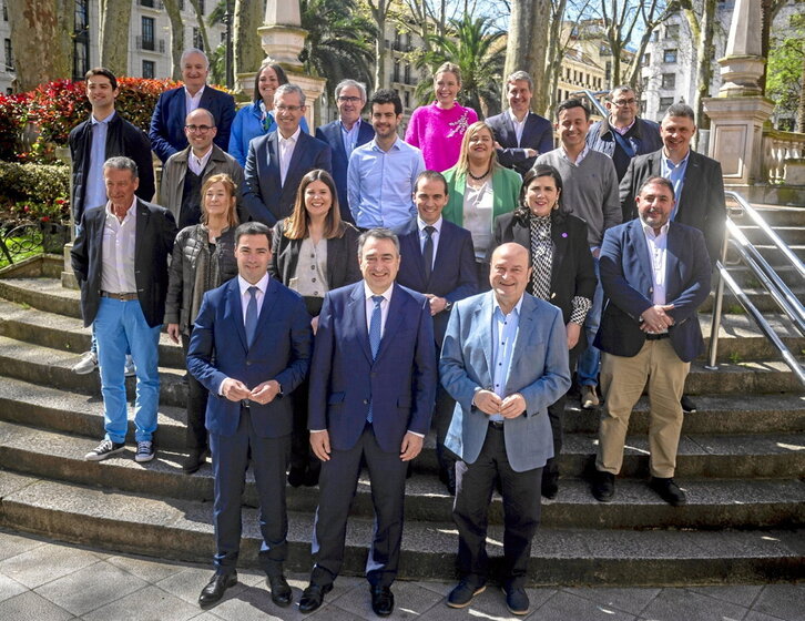 Los integrantes del EBB entrante y del saliente posaron juntos frente a Sabin Etxea.