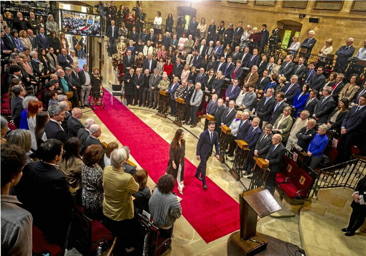 Imagen del 4 de febrero de 1981 con los parlamentarios de HB cantando el «Eusko Gudariak» ante Juan Carlos. A la derecha, ayer.