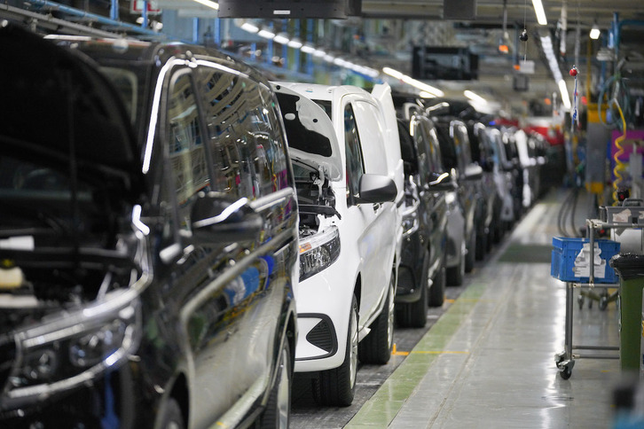 Vehículos nuevos en la fábrica de Mercedes en Gasteiz.