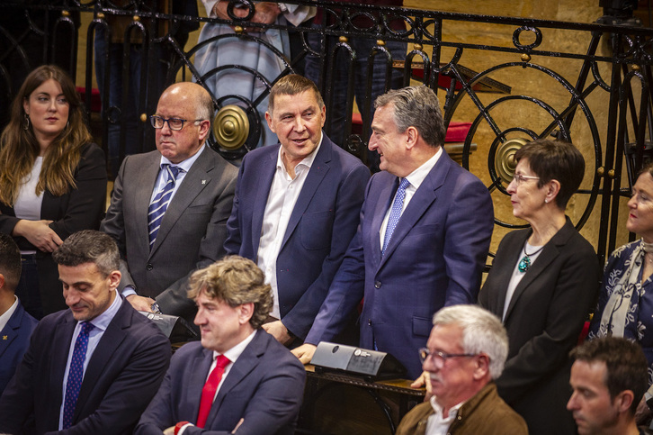 Arnaldo Otegi eta Aitor Esteban, elkarrekin solasean «atsegin» asteleheneko Gernikako saioan.