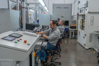 Operarios de Gureak trabajan en una de las líneas de montaje de la División Industrial.