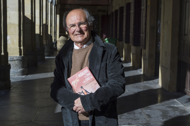 Eugenio Ibarzabal, con el libro presentado en Donostia.