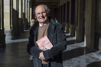 Eugenio Ibarzabal, con el libro presentado en Donostia.