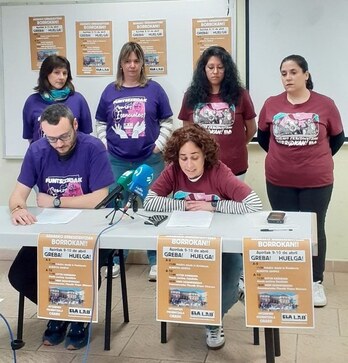 Representantes de ELA y LAB en las residencias privadas de Araba, en la comparecencia que han ofrecido en Gasteiz.