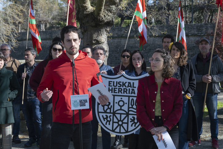 Xabier Ruiz de Larramendik eta Irati Jimenezek aurkeztu dute EH Bilduk Iruñean egingo duen Aberri Eguna.