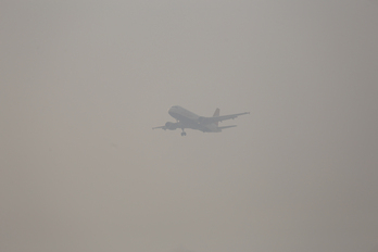 El estudio incide en los efectos inadvertidos sobre las cadenas de suministro. En la imagen, un avión aparece entre una nube de contaminación en Katmandú.