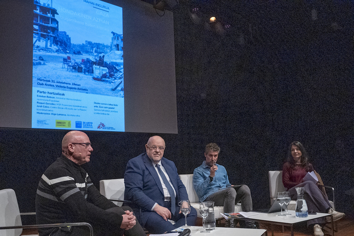 De izquierda a derecha, Iñigo Lamarca, ex Ararteko; Esteban Beltrán, de AI; Raquel González, de Médicos Sin Fronteras; y Jordi Calvo, del Centre Delàs d´Estudis per la Pau, en la conferencia que ofrecieron en el Victoria Eugenia donostiarra.