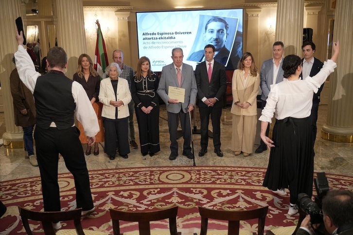Familiares de Alfredo Espinosa Orive junto al lehendakari Imanol Pradales y la consejera María Jesús San José.