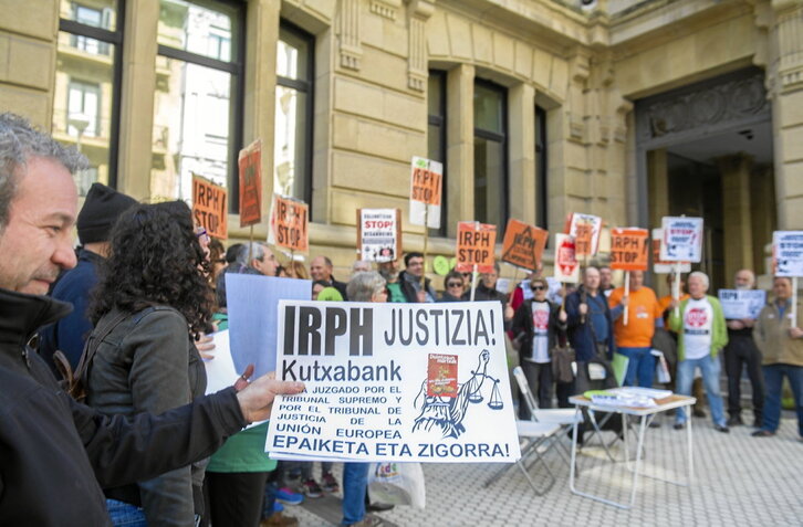 Concentración contra la aplicación del IRPH, en Donostia en marzo de 2015.
