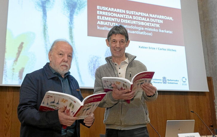 Carlos Vilches eta Xabier Erize, Soziologian eta Filologian doktoreak, hurrenez hurren, beren ikerlanik berriena aurkezten, Iruñean.